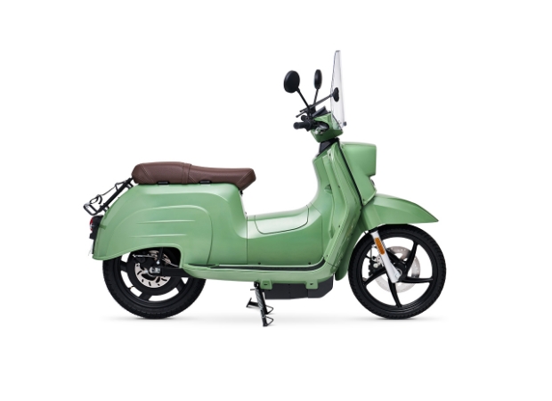 Schwalbe Wanderlust GT Seitenansicht nach rechts vor weißen Hintergrund