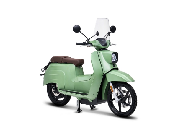 Schwalbe Wanderlust GT vor weißen Hintergrund schräg vorn